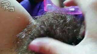 Amateur girlfriend ki te teen topanga huruhuru masturbates i te ritenga atu o te whakaata