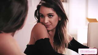 Busty κυρίαρχο θέλει το αφεντικό της σφιχτά μελαχρινή οι εργαζόμενοι τα στητά βυζιά της, αν θέλει να κρατήσει τη δουλειά της.Βάζει την στα γόνατα για να της γλείψει το μουνί