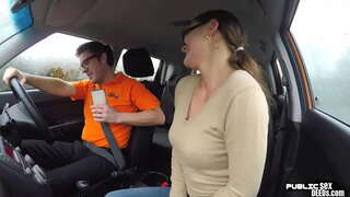 یورپی لڑکی کے آخر سے پیچھے کی طرف سے اس سڑک استاد