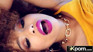 Grande Burro Negro Bebé Bate no Pau