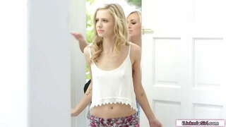 ���စ်အသေးစား tits ဆယ်ကျော်သက်မျိုင်းတော့လုပျအားဖြင့်လိင် bff