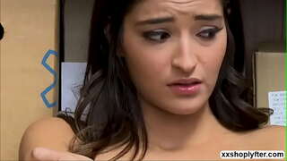 Horny Perwira ahirna meunang kasempetan pikeun fuck Emily Willis di doggy