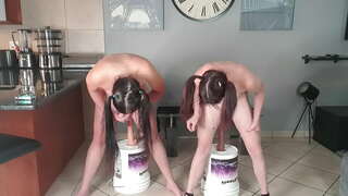 2 neapbruņotu mazo titted pigtailed padauzām, kuras gan dara ar dildo tupēt fuck izaicinājums kopā | dildo braukt