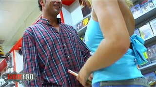 ���័យក្មេងប៍នតង់អេស្ប៉ាញទាក់Manrique ជាមួយនឹងធំ tits ធម្មជាតិវីដេអូរលំបាកក្នុងការលានៅក្នុងវីដេអូក្លិប