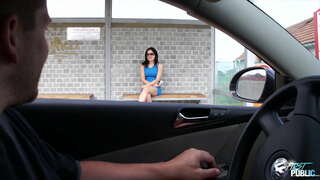 Filthy raġel ġbir int mara fl-istazzjon bus, li juru tagħha kif kessaħ huwa pubbliku tagħha fil-natura