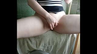 Flicka med en stor röv får en orgasm på tvättmaskin och en Vibrator