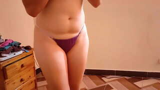 سلوتي زوجة الملاعين لي و تمتص قضيبي عندما أعود إلى البيت من دراسة كل يوم