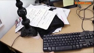 Dude faris interkonsenton kun varma negoco virino, ke ŝi havas monon