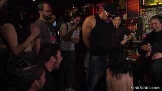 Роб брюнетка евро в някакъв бар накараха облизване и смучене пишка