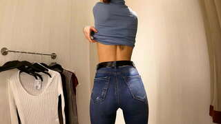 WOW! Panas gadis dengan dada kecil berpakaian t-shirt dan blus awam dalam ruang ganti 4K 60Fps