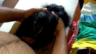 Трахает девушку-геймера тікелей задницу